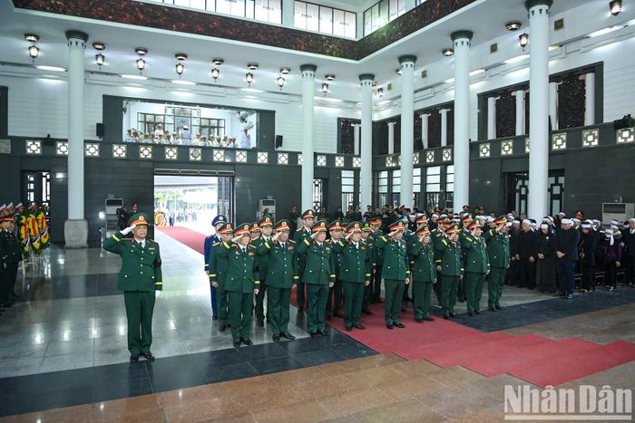 Các đồng chí lãnh đạo, nguyên lãnh đạo Quân ủy Trung ương, Bộ Quốc phòng viếng đồng chí Đại tướng Nguyễn Quyết.