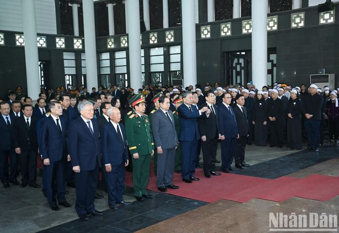 Các đồng chí lãnh đạo, nguyên lãnh đạo Đảng, Nhà nước viếng đồng chí Đại tướng Nguyễn Quyết.