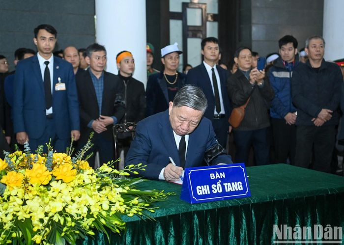 Tổng Bí thư Tô Lâm ghi sổ tang tại lễ viếng.