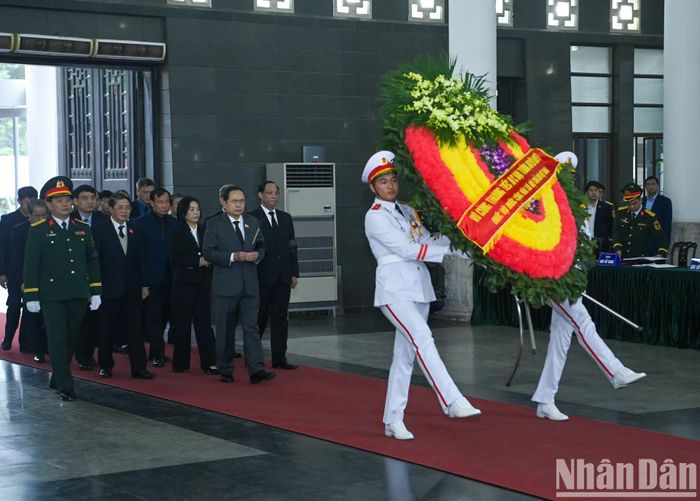 Đoàn Quốc hội nước Cộng hòa xã hội chủ nghĩa Việt Nam do Chủ tịch Quốc hội Trần Thanh Mẫn làm Trưởng đoàn vào viếng đồng chí Đại tướng Nguyễn Quyết.