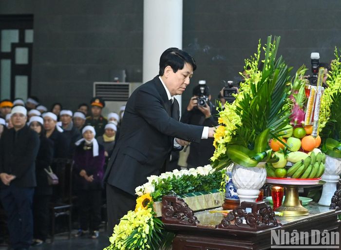 Chủ tịch nước Lương Cường dâng hương viếng đồng chí Đại tướng Nguyễn Quyết.