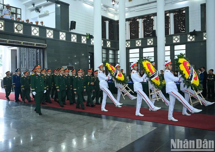 Đoàn Quân ủy Trung ương, Bộ Quốc phòng do Đại tướng Phan Văn Giang, Bộ trưởng Quốc phòng làm Trưởng đoàn vào viếng đồng chí Đại tướng Nguyễn Quyết.