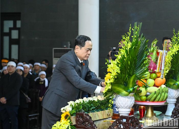 Chủ tịch Quốc hội Trần Thanh Mẫn dâng hương viếng đồng chí Đại tướng Nguyễn Quyết.