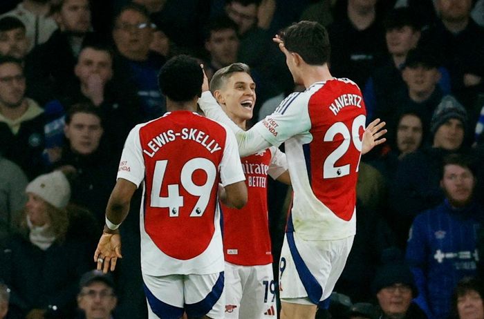  Tuy nhiên, ngoại trừ pha phối hợp sắc nét giữa Havertz và Trossard ở hiệp một, những gì Arsenal làm được trong trận đấu với Ipswich không quá ấn tượng. Đội chủ nhà chơi tấn công bế tắc ở nhiều thời điểm, và cho thấy sự thiếu sáng tạo khi phụ thuộc vào Saka hay Odeegard. 