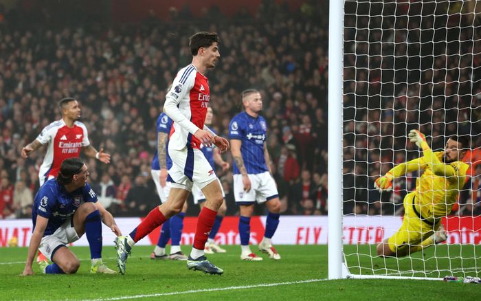  Trong năm 2024, Havertz ghi 21 bàn, nhiều hơn bất cứ cầu thủ Arsenal nào khác. Cựu sao Chelsea tiếp tục thể hiện tầm ảnh hưởng trong màu áo "Pháo thủ", chứng minh những nghi ngờ về năng lực của anh trước đó là sai lầm. 