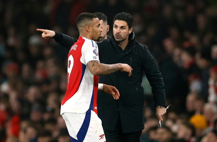 Dẫu vậy, chiến thắng tối thiểu trước Ipswich là đủ để Arsenal trở lại vị trí thứ 2 trên bảng xếp hạng Premier League, với 36 điểm sau 18 trận, nhiều hơn Chelsea một điểm. "Pháo thủ" cũng thu hẹp khoảng cách với Liverpool xuống còn 6 điểm, nhưng chơi nhiều hơn đội dẫn đầu giải 1 trận. 