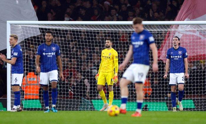  Hàng thủ số đông của Ipswich Town gây khó cho Arsenal. Vắng Saka, Arsenal chơi thiếu sáng tạo trông thấy, đặc biệt ở hai cánh. Dù Martinelli được đẩy sang cánh phải, tiền đạo người Brazil không thể tạo ra hiệu ứng như Saka. 