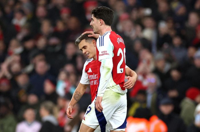  Trong bối cảnh đó, Arsenal vẫn biết cách thắng nhờ khoảnh khắc tỏa sáng của cá nhân. Phút 23, Trossard có pha bứt tốc rồi căng ngang ở cánh trái tạo cơ hội cho Havertz đệm bóng dễ dàng mở tỷ số. 