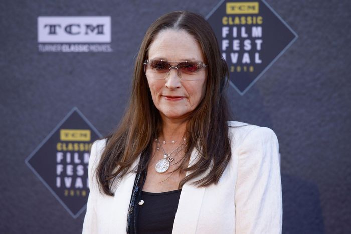  Olivia Hussey đã kết hôn 3 lần và có 3 người con. Cuộc hôn nhân đầu tiên của bà là với nam diễn viên Dean Paul Martin. Họ có một cậu con trai tên là Alexander. Bà kết hôn lần 2 với nhạc sĩ người Nhật Akira Fuse. Sau đó, họ đón chào con trai tên Maximillian. Cuộc hôn nhân thứ 3 của Olivia là với nhạc sĩ người Mỹ David Glen Eisley và họ có một cô con gái tên India. Cuộc đời Olivia cũng phải trải qua nhiều khó khăn, thử thách, chiến đấu với căn bệnh ung thư vú từ năm 2008. Bà đã chiến đấu với bệnh tật bằng sự kiên cường và tinh thần tích cực. Ảnh: WireImage. 