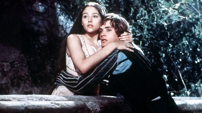  Cuộc sống thời thơ ấu của Olivia Hussey đóng vai trò quan trọng trong việc định hình sự nghiệp. Sinh ra trong gia đình có truyền thống nghệ thuật, Olivia được tiếp xúc với thế giới biểu diễn và sáng tạo từ khi còn nhỏ. Việc bà được chọn vào vai diễn mang tính biểu tượng Juliet là bước ngoặt trong sự nghiệp và đưa nữ diễn viên lên hàng ngôi sao. Diễn xuất của Olivia trong vai người tình trẻ tuổi, bất hạnh được ca ngợi vì chiều sâu cảm xúc và tính chân thực. Sự ăn ý của bà với bạn diễn Leonard Whiting, người đóng vai Romeo, đã góp phần vào thành công của bộ phim. Ảnh: Hollywoodreporter. 
