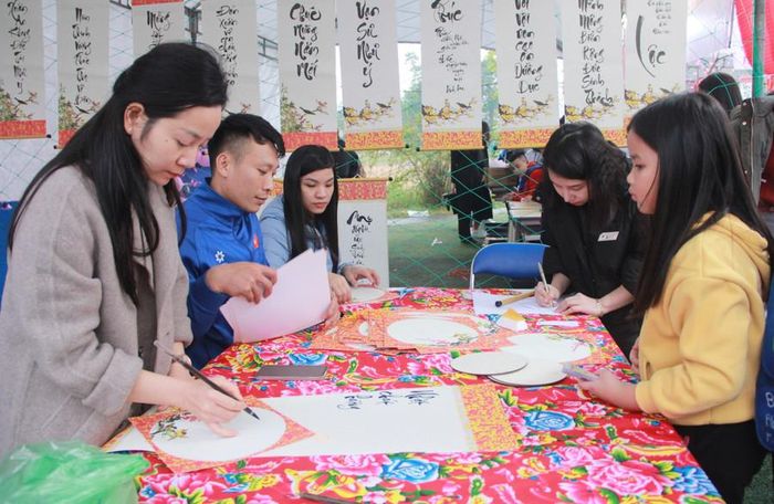  Phần lớn số tiền thu được từ các gian hàng sẽ được quyên góp vào các chương trình an sinh xã hội, giúp đỡ đầu cho những người có hoàn cảnh khó khăn. 