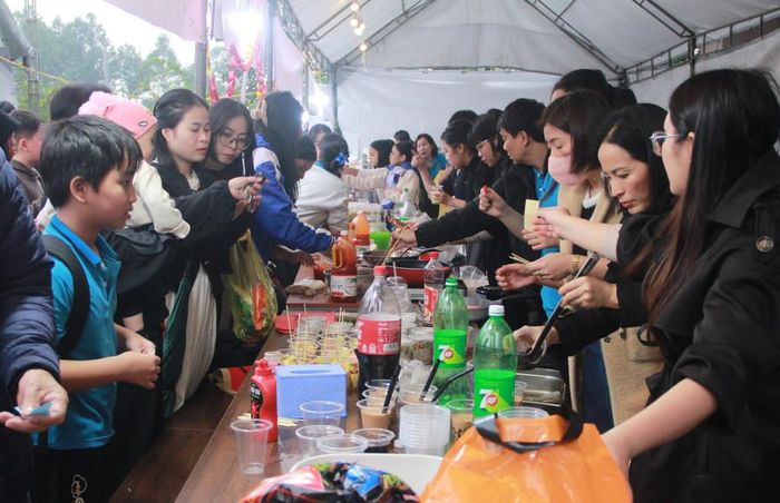  Nhiều gian hàng đã trở thành điểm nhấn của phiên chợ nhờ vào sự độc đáo và khéo léo trong cách trang trí, thu hút nhiều khách tham quan. 