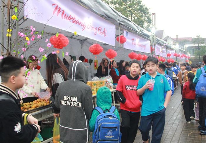  Tham gia hoạt động này có 37 gian hàng đa dạng, phong phú với nhiều mặt hàng như đồ ăn, nước uống, đồ lưu niệm, khu vui chơi và các loại nông sản. 