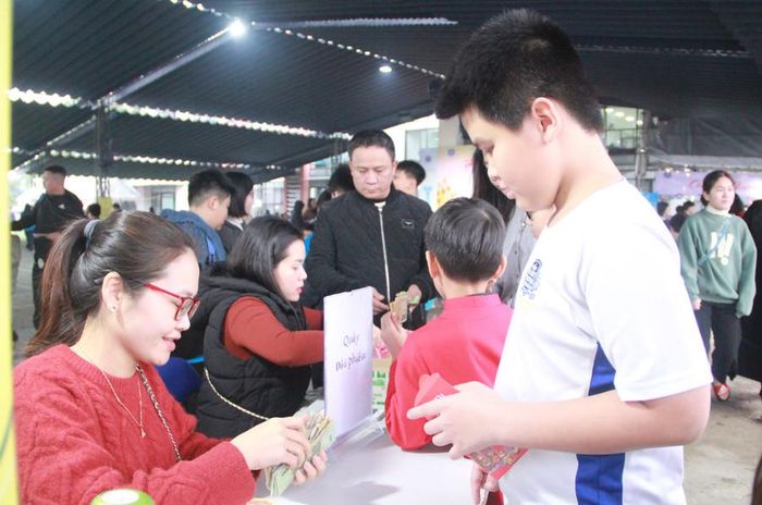  Điều đặc biệt là, tất cả các gian hàng đều được chuẩn bị và trang trí bởi chính tay các giáo viên và học sinh trong trường. 