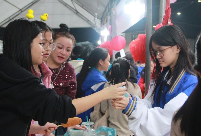  Ngoài việc mua sắm, “Phiên chợ cuối năm” còn là một dịp để các em học sinh có thể thể hiện tài năng sáng tạo qua việc trang trí gian hàng, chuẩn bị món ăn và tổ chức các hoạt động vui chơi. 