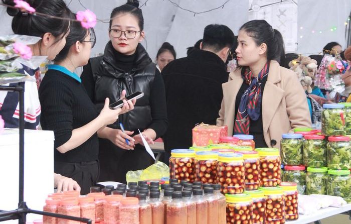  Các mặt hàng nông sản mang đậm hương vị Tết được giới thiệu tại phiên chợ. 