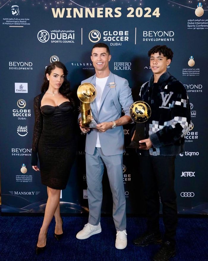 Ronaldo đăng ảnh chụp cùng Rodriguez và con trai trên Instagram, kèm chú thích: "Một đêm đặc biệt với gia đình". Ảnh: IG.