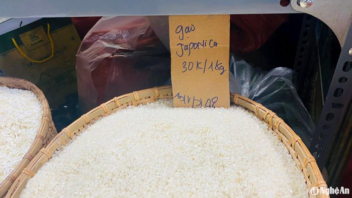 Gạo Japonica bán lẻ tại Hội chợ xúc tiến Công thương và Sản phẩm làng nghề truyền thống tỉnh Nghệ An năm 2024 diễn ra từ ngày 9-15/12 vừa qua. Ảnh: Quang An