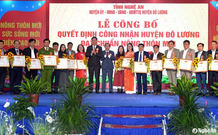 UBND huyện Đô Lương tặng Giấy khen cho 20 tập thể có thành tích xuất sắc trong phong trào xây dựng huyện nông thôn mới. Ảnh: Xuân Hoàng