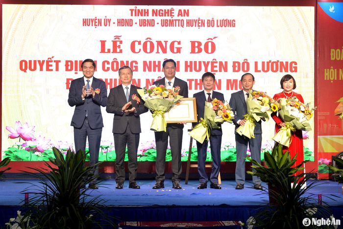 Các đồng chí: Lê Quang Huy - Ủy viên Trung ương Đảng, Chủ nhiệm Ủy ban Khoa học, Công nghệ và Môi trường của Quốc hội và Hoàng Nghĩa Hiếu - Phó Bí thư Thường trực Tỉnh ủy, Chủ tịch HĐND tỉnh trao Bằng Công nhận huyện đạt chuẩn nông thôn mới năm 2022 cho huyện Đô Lương. Ảnh: Xuân Hoàng