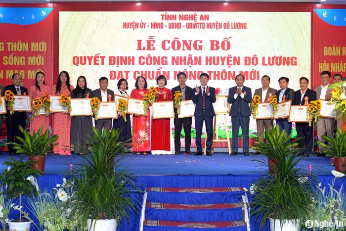 UBND huyện Đô Lương tặng Giấy khen cho 24 cá nhân có thành tích xuất sắc trong phong trào xây dựng huyện nông thôn mới. Ảnh: Xuân Hoàng