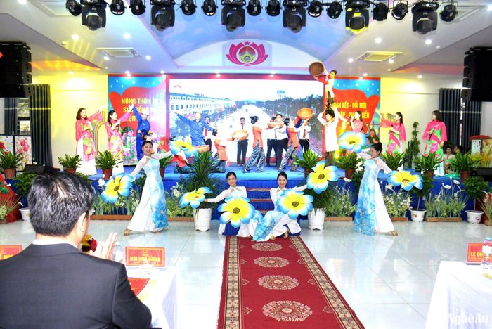 Chương trình văn nghệ chào mừng lễ công bố Quyết định của Thủ tướng Chính phủ công nhận huyện Đô Lương đạt chuẩn nông thôn mới năm 2022, với chủ đề "Đô Lương ngày mới". Ảnh: Xuân Hoàng