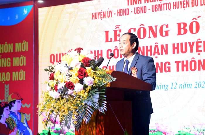 Đồng chí Hoàng Văn Hiệp - Phó Bí thư Huyện ủy, Chủ tịch UBND huyện Đô Lương báo cáo kết quả xây dựng huyện nông thôn mới tại buổi lễ. Ảnh: Xuân Hoàng