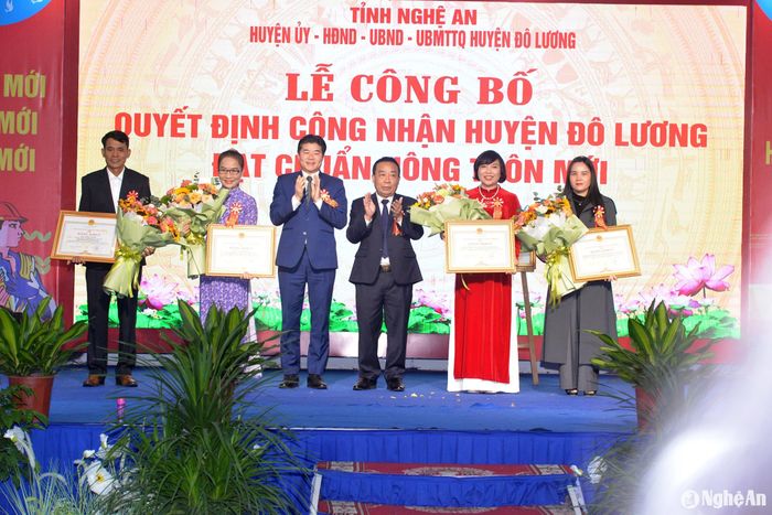 Dịp này, UBND tỉnh tặng Bằng khen cho 2 tập thể và 2 cá nhân có thành tích xuất sắc trong thực hiện Chương trình xây dựng nông thôn mới huyện Đô Lương. Ảnh: Xuân Hoàng