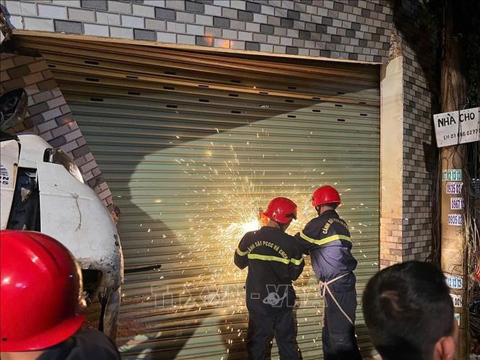 Nhiều chiến sĩ cảnh sát phòng cháy chữa cháy đến hiện trường tham gia cứu nạn cứu hộ. Ảnh: TTXVN phát