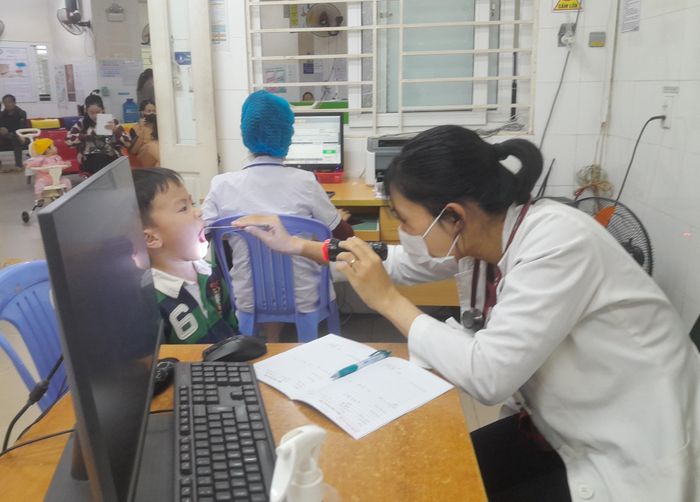 Bác sĩ Bệnh viện Phụ sản - Nhi Đà Nẵng thăm khám cho bệnh nhi. Ảnh: LÊ HÙNG