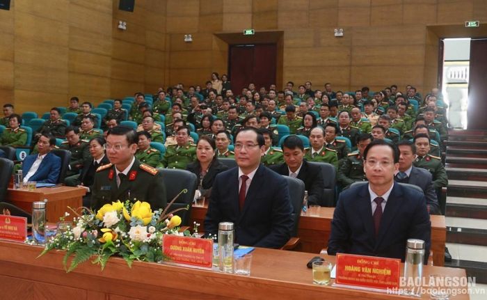 Các đại biểu dự lễ công bố