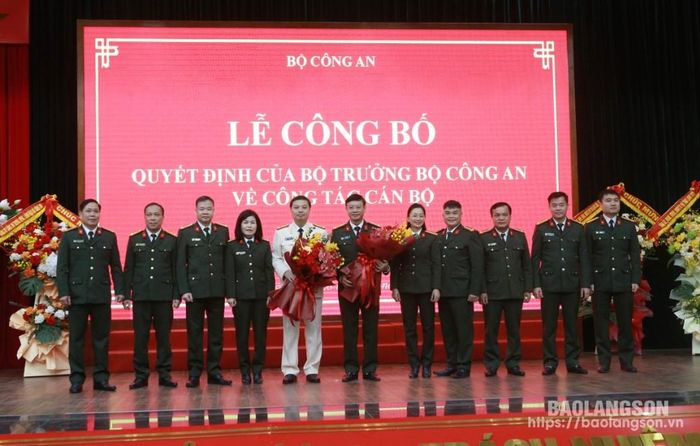 Đại diện các đơn vị Cụm thi đua xây dựng lực lượng hậu cần Công an tỉnh tặng hoa chúc mừng Đại tá Vũ Như Hà và Đại tá Nguyễn Tiến Trung