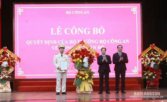 Đồng chí Hoàng Văn Nghiệm, Bí thư Tỉnh ủy, Trưởng Đoàn đại biểu Quốc hội tỉnh và đồng chí Dương Xuân Huyên, Ủy viên Ban Thường vụ Tỉnh ủy, Phó Chủ tịch Thường trực UBND tỉnh tặng hoa chúc mừng Đại tá Nguyễn Tiến Trung