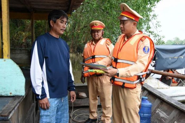 Lực lượng CSGT tuyên truyền trực tiếp đến các thuyền viên, chủ phương tiện, người tham gia giao thông.