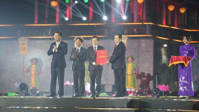 Chủ tịch Quốc hội Trần Thanh Mẫn trao Nghị quyết của Quốc hội về việc thành lập TP Huế trực thuộc Trung ương và Nghị quyết của Ủy ban Thường vụ Quốc hội về việc sắp xếp đơn vị hành chính cấp huyện, cấp xã của TP Huế 