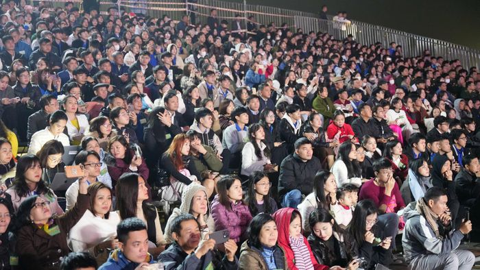  Đông đảo người dân đến tham dự buổi lễ công bố 