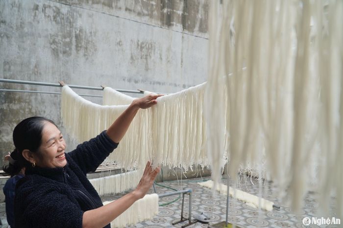 Cùng với sản xuất bánh đa nem, xóm Trường Tiến (xã Ngọc Bích) còn có nhiều hộ sản xuất miến gạo truyền thống. Như gia đình chị Phạm Thị Ly (SN 1970) duy trì nghề làm miến gạo truyền thống gần 10 năm nay. Sản phẩm miến của gia đình chị Ly chủ yếu phục vụ khách quen, nên làm ra đến đâu tiêu thụ hết đến đó. Miến gạo cũng là món ăn được nhiều người dân ưa chuộng trong các ngày lễ, Tết. Ảnh: Thanh Hiền
