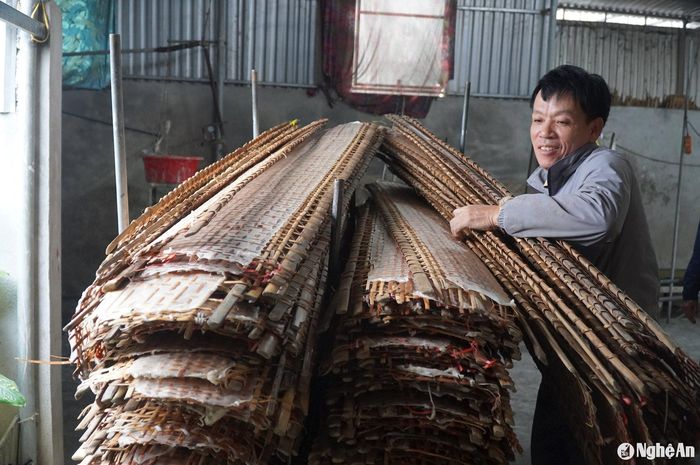 Cùng với gia đình anh Hùng, ở Trường Tiến hiện có 14 hộ gia đình tham gia sản xuất bánh đa nem. Như gia đình chị Phan Thị Hạnh (SN 1974) làm nghề hơn 10 năm nay. Vào dịp giáp Tết, vợ chồng chị phải thuê thêm nhân công mới kịp các đơn hàng. Ảnh: Mai Giang