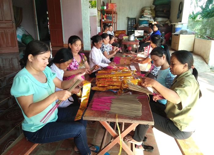 Cùng với các làng nghề truyền thống ở vùng biển, vào dịp này, ngược lên Anh Sơn, có mặt tại các cơ sở làm hương xã Cao Sơn, không khí rất nhộn nhịp, các hộ đang tất bật sản xuất để kịp đáp ứng nhu cầu khách hàng trong dịp Tết. Sắc màu rực rỡ, mùi thơm ngào ngạt của hương khiến không khí ngày Xuân đang đến rất gần. Ảnh: Thái Hiền