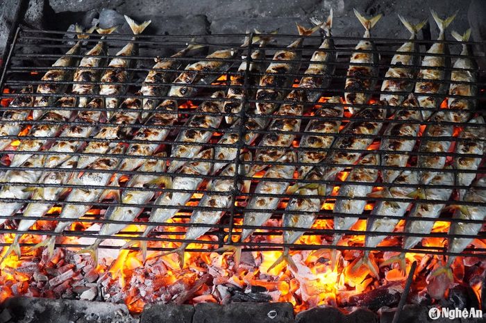 Để đem đến cho khách hàng những mẻ cá nướng tươi ngon, thơm phức, là trăn trở của những người làm nghề như chị Mai, như bà Thắng... và biết bao người dân làng nghề ven biển sống nhờ biển, làm giàu từ biển. Mỗi cơ sở thường thuê một thợ nướng cá riêng. Cận Tết, hộ nào cũng tăng ca, thuê khoảng 2-3 thợ về làm cho kịp đơn hàng. Ảnh: Thanh Hiền