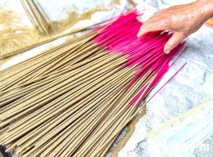 Nguyên liệu chính để làm nên chất lượng của hương Cao Sơn là cây rễ hương được bà con tự trồng lấy, chính sự cầu kỳ trong chọn nguyên liệu mà hương ở đây khi thắp lên đều tỏa ra mùi hương thơm nhẹ nhàng, thanh thoát, hương cháy đượm, cuộn đẹp và an toàn tuyệt đối cho người sử dụng, vì không có bất cứ thứ hóa chất nào khác. Ảnh: Thái Hiền