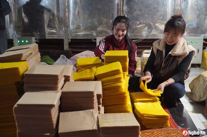 Bánh đa nem được bà con sản xuất với nguyên liệu chính là gạo khang dân, muối, đường. Để sản xuất được bánh đa nem vừa dẻo, vừa thơm, dễ gói, rán vàng, giòn, không cháy, không mềm thì phải có bí quyết làm nghề. Ảnh: Mai Giang