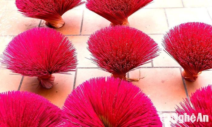 Những nén hương thơm thắp lên luôn gợi lên trong ký ức mỗi người những khoảnh khắc sum họp quây quần bên gia đình hay những ngày lễ Tết đầm ấm, an vui. Đó là nét văn hóa truyền thống ngàn đời của người Việt. Tuy đang sản xuất ở quy mô nhỏ lẻ, những người làm hương ở xã Cao Sơn không chỉ mang đến cho người tiêu dùng sản phẩm an toàn, tự tay làm ra, mà đã và đang là những người góp phần giữ gìn và phát huy những nét văn hóa tâm linh đẹp đẽ của dân tộc. Ảnh: Thái Hiền