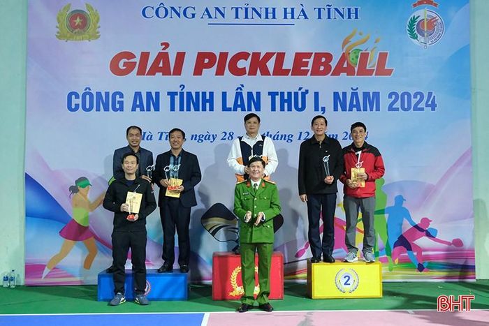 ... trao giải nhất, nhì, ba đôi nam lãnh đạo cấp phòng và tương đương...