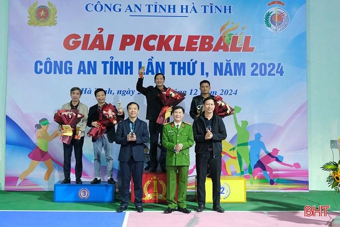 Ban Tổ chức trao giải nhất, nhì, ba nội dung đôi nam ban giám đốc.