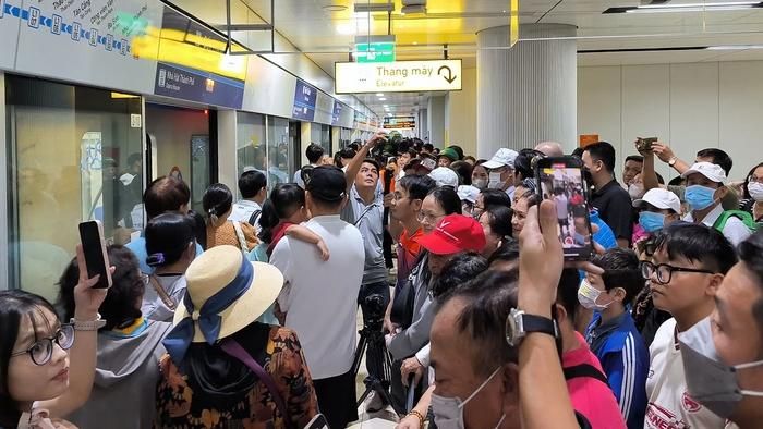 Hành khách tập trung đông chờ trải nghiệm Metro số 1