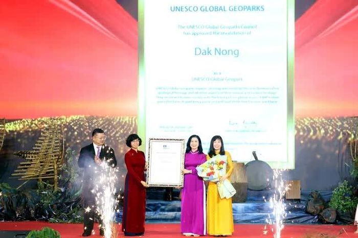Trao Bằng công nhận danh hiệu Công viên địa chất toàn cầu UNESCO Đắk Nông lần 2, giai đoạn 2024 - 2027 cho tỉnh Đắk Nông. Ảnh: TTXVN phát
