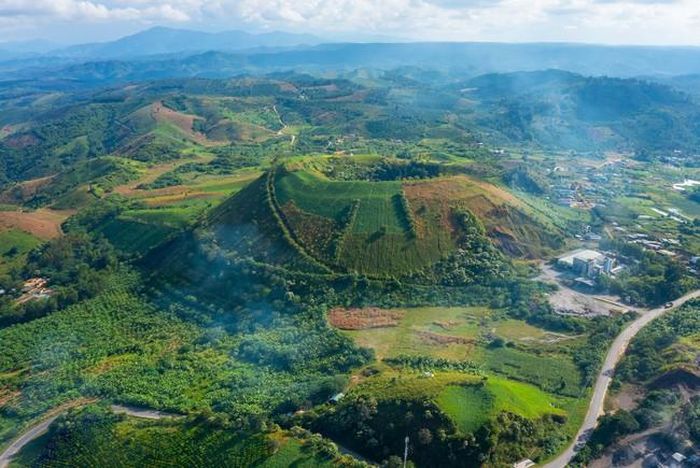 Một núi lửa trong trong Công viên địa chất toàn cầu UNESCO Đắk Nông. Ảnh: TTXVN phát