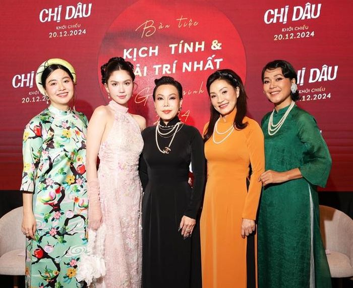 Dàn diễn viên chính phim “Chị dâu” từ trái qua: Lê Khánh, Ngọc Trinh, Việt Hương, Hồng Đào, Đinh Y Nhung