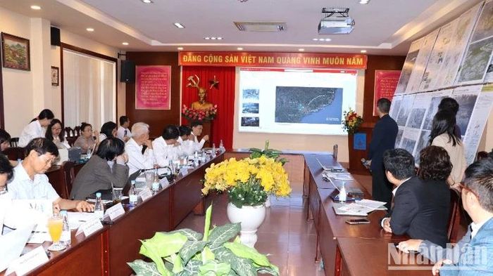Các thành viên Hội đồng nghe trình bày phương án.
